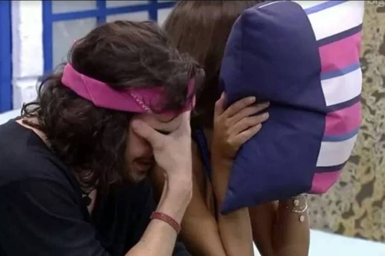 Fiuk e Thaís com vergonha BBB21: Ainda arrependido de edredom com Thaís, Fiuk pede - ”Não vamos brincar mais” - Foto: Reprodução/ Rede Globo
