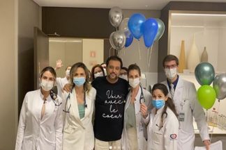 Geraldo Luís e equipe médica ao recebe alta do hospital foto reprodução Instagram