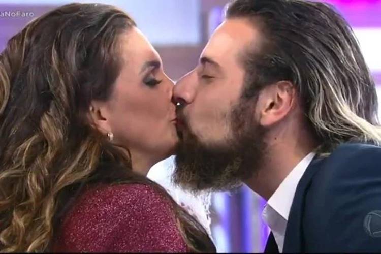Luiza Ambiel revela que, desde sua saída de ''A Fazenda'', já trocou muitos beijos com Cartolouco - Foto: Reprodução/ RecordTV