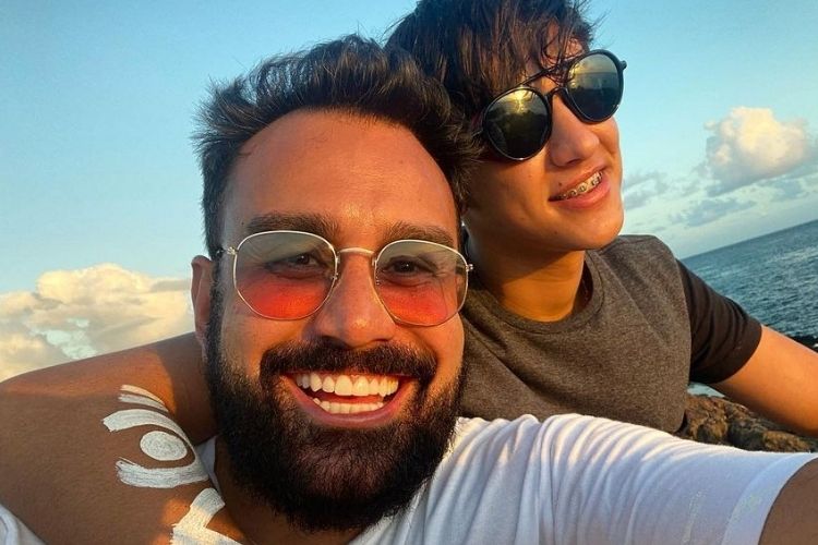 Namorando jovem 26 anos mais novo, apresentador da Record lamenta preconceito