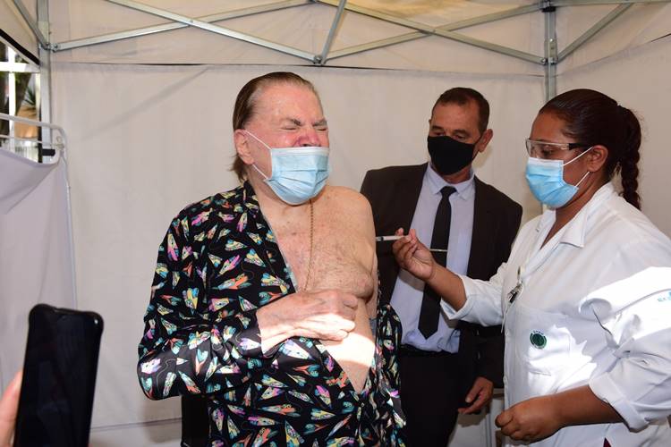 Silvio Santos sendo vacinado (Leo Franco / AgNews)