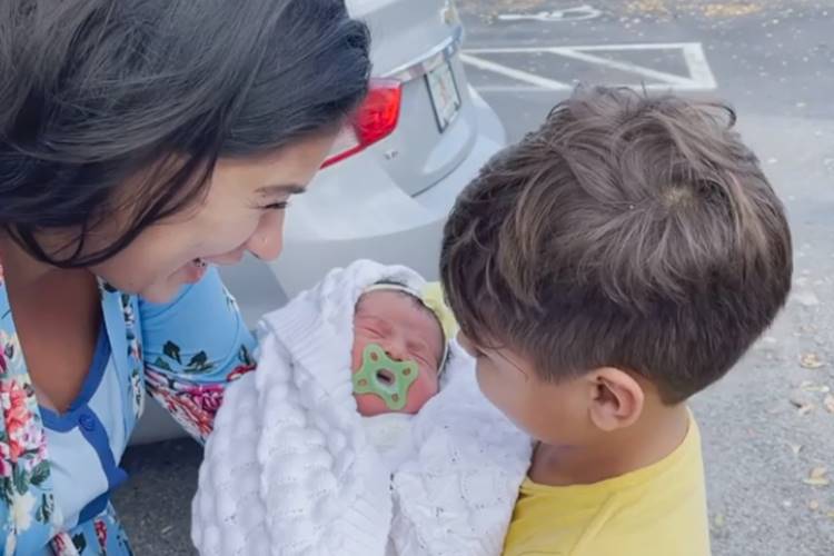 Simone, Zaya e Henry Em seu canal no YouTube, Simone encanta seguidores ao mostrar primeiro encontro do filho Henry com Zaya - Foto: Reprodução/ YouTube