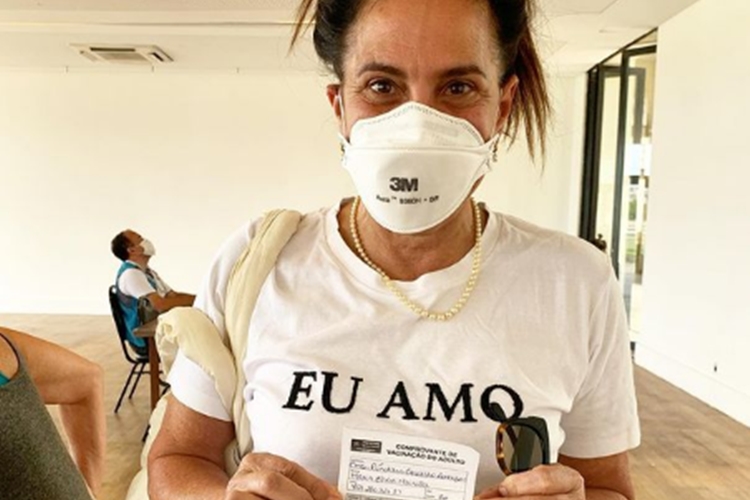 Totia Meireles é vacinada contra Covid-19 e exalta saúde pública