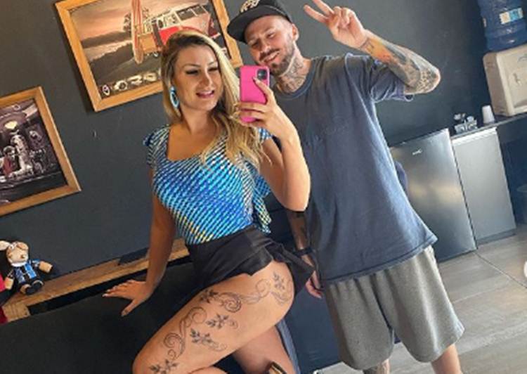 Andressa Urach faz tatuagem na perna cobrindo cicatriz de sequelas de hidrogel