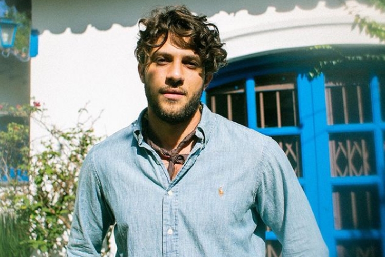 Chay Suede adota mudança de visual