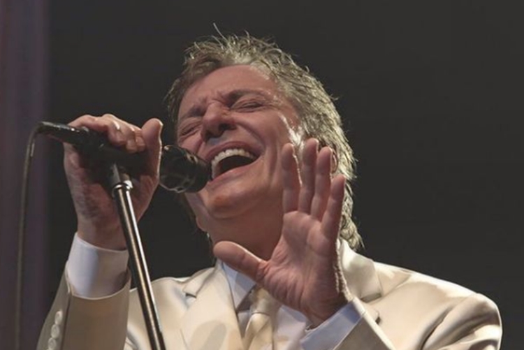 Fábio Jr é vacinado contra Covid-19 e enfermeira mostra que é fã do cantor