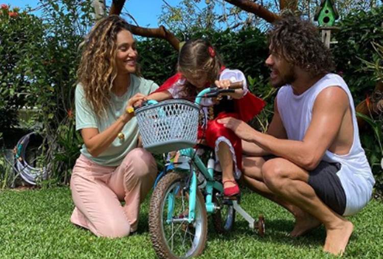 José Loreto comemora três anos da filha ao lado de Débora Nascimento