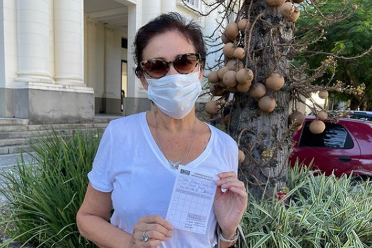 Lilia Cabral comemora tomar a 1ª dose da vacina contra covid-19: ”Viva a ciência”