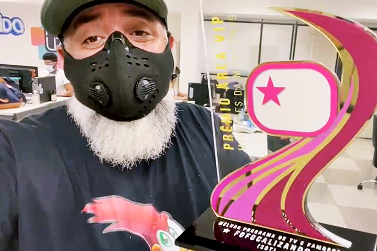 Marcio Esquilo, diretor do Fofocalizando, recebe troféu pelo Prêmio Área VIP