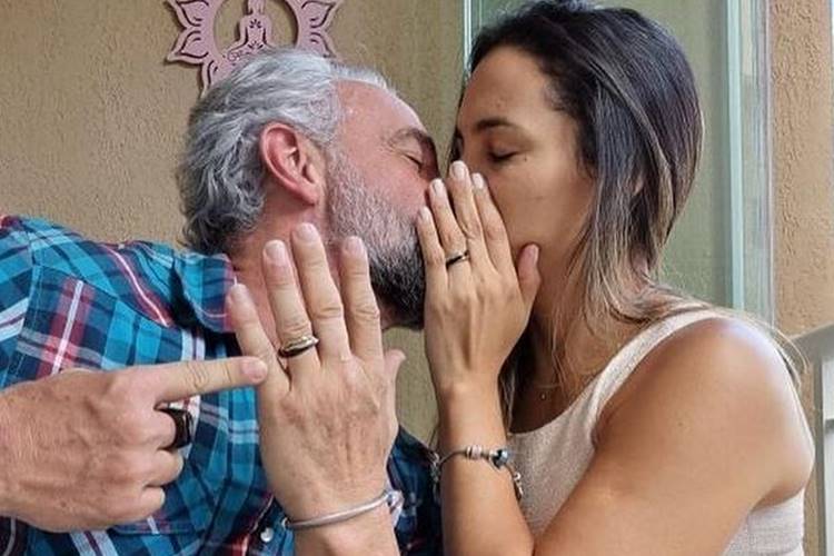 Após menos de um mês de namoro, Mateus Carrieri anuncia noivado