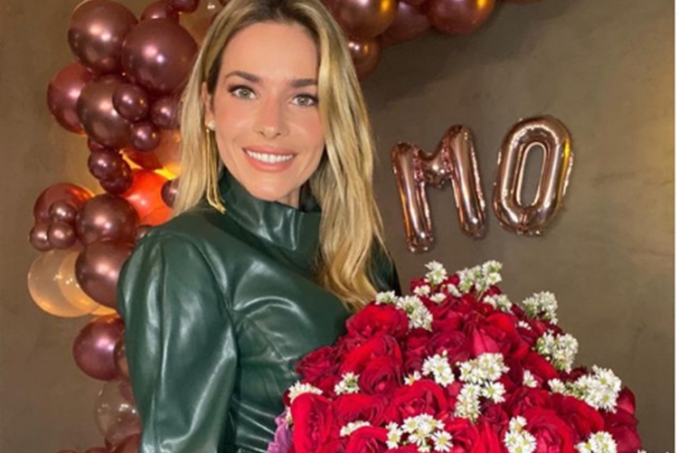Monique Alfradique faz aniversário e agradece mensagens de carinho