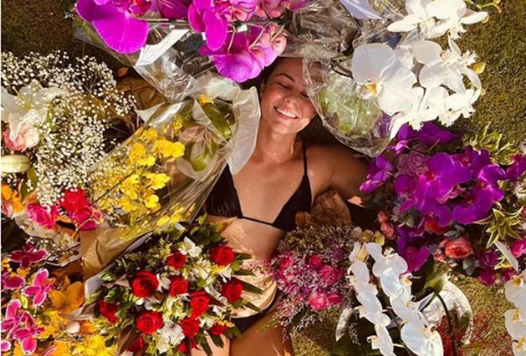 Cercada de flores, Paolla Oliveira agradece carinho e mensagens no seu aniversário