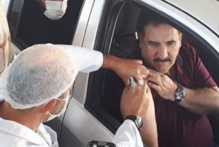 Sem máscara, Ratinho recebe primeira dose da vacina contra a Covid-19