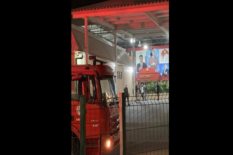 Teto da redação de jornalismo da Record TV cai e bombeiros são chamados