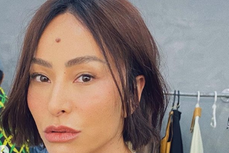 Sabrina Sato radicaliza e muda o visual