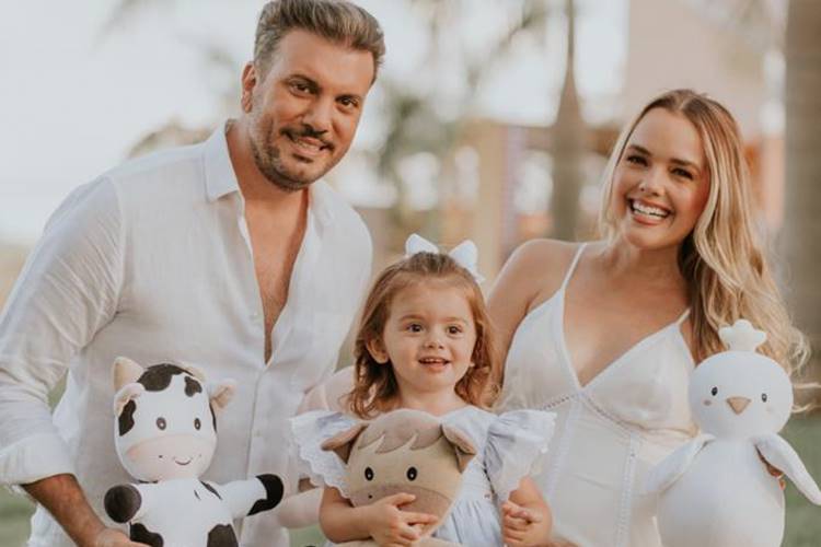 Thaeme com o marido e a filha Thaeme com o marido e a filha (Foto: Carlos Azevedo)
