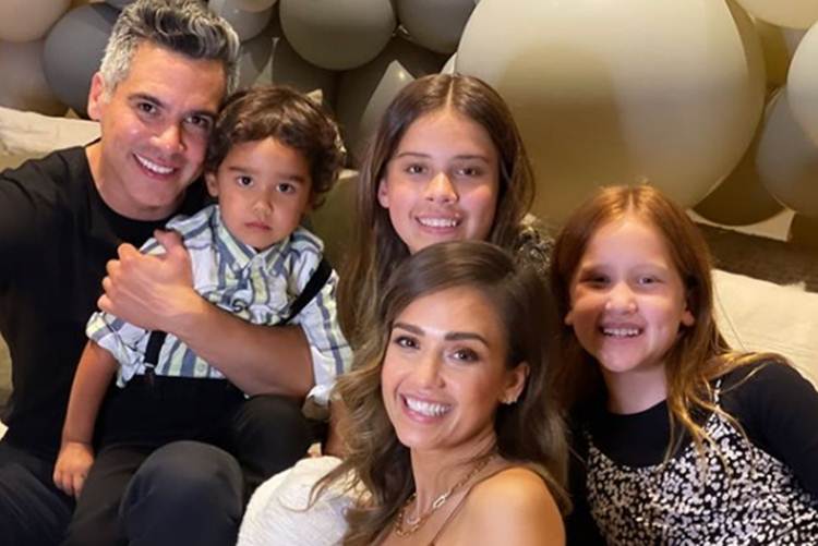 Jessica Alba relembra episódio em que foi flagrada pela filha transando com o marido