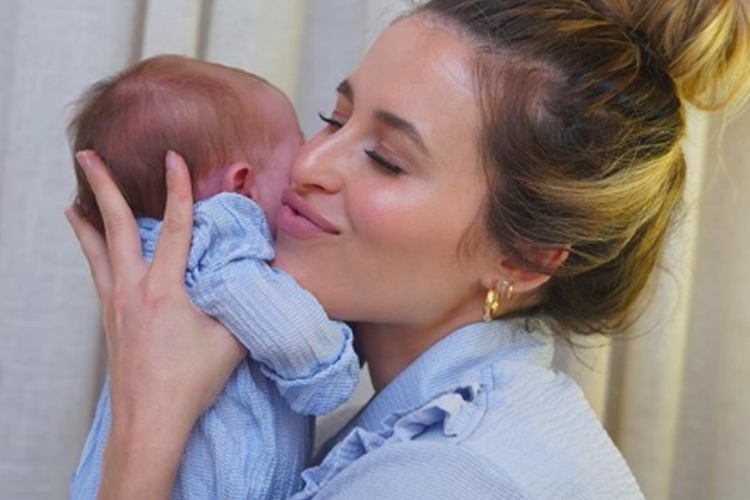 Lorena Carvalho compartilha clique do filho para celebrar 5 meses: ”Meu amorzinho”