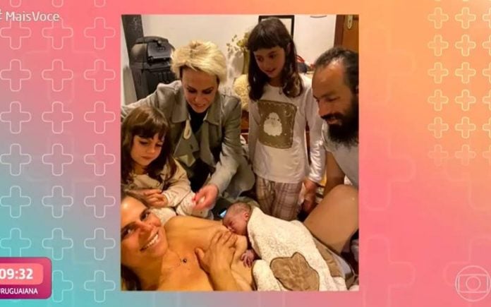 Ana Maria mostra o nascimento do neto no Mais Você (Reprodução/TV Globo)