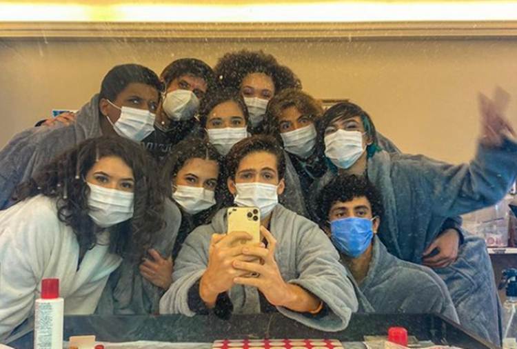 João Guilherme posa com elenco de nova série da Netflix