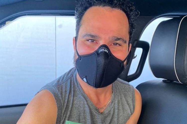 Luciano Camargo Luciano Camargo recebe vacina (Reprodução/Instagram)