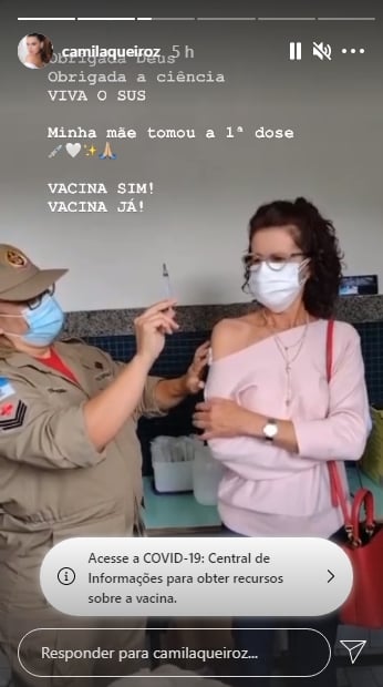 Mãe de Camila Queiroz tomando vacina contra a covid-19 Stories do instagram