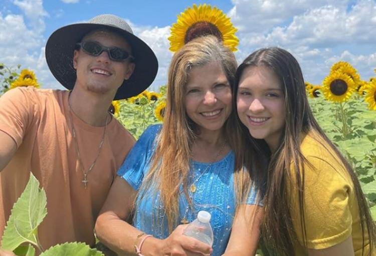 Viúva de Gugu Liberato surge em passeio com a filha e o genro