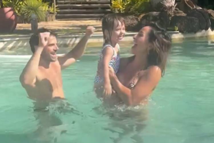 Sabrina Sato com Duda Nagle e Zoe se divertindo na piscina (Reprodução/Instagram)