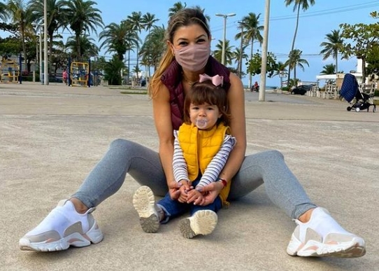 Amanda Françozo e sua fulha Vitória foto reprodução Instagram