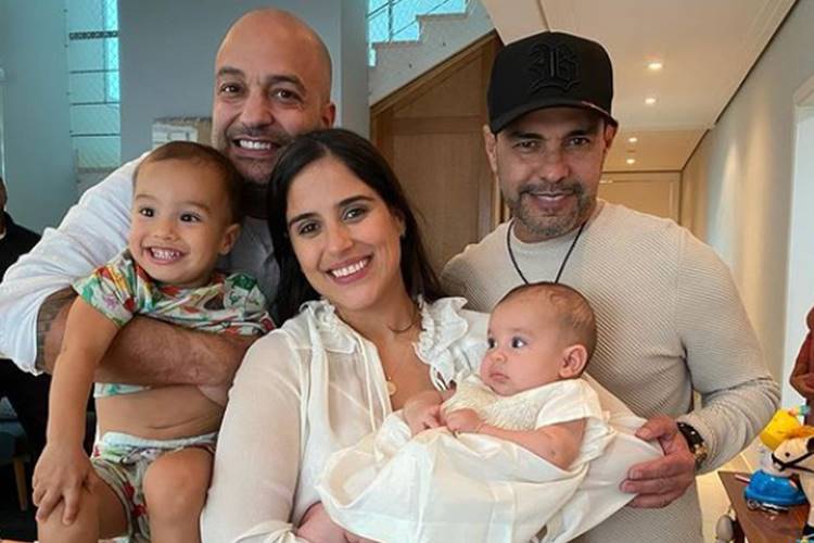 Camilla Camargo com o marido, os filhos e o pai Zezé Camilla Camargo com o marido, os filhos e o pai Zezé/Instagram