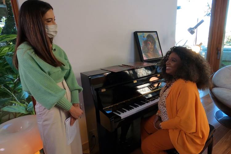 Zezé Motta conversa com a repórter Paloma Poeta Zezé Motta conversa com a repórter Paloma Poeta (Divulgação/Record TV)