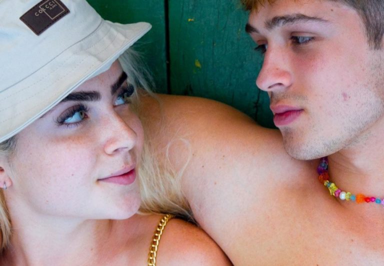 Exibindo momento íntimo, João Guilherme comemora 3 anos de namoro com Jade Picon