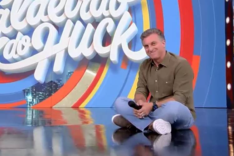 Luciano Huck no palco do Caldeirão (Reprodução/TV Globo)
