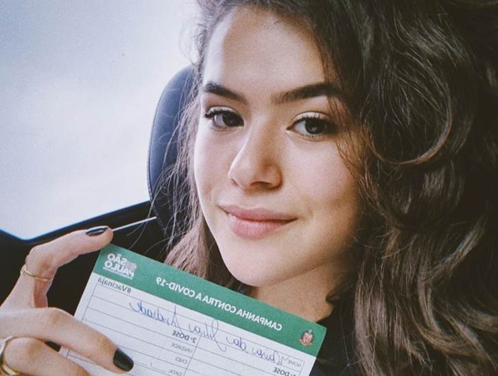 Maísa toma vacina contra Covid-19 e rebate haters