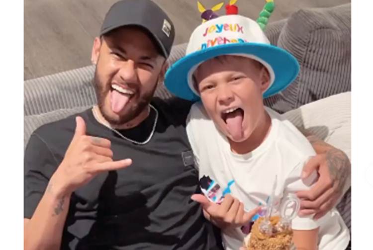 Neymar faz festinha para celebrar aniversário do filho
