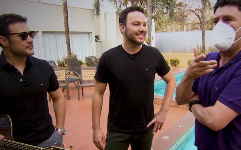 João Bosco e Vinícius cantam pela primeira vez na TV música com frases do pai de Zezé di Camargo