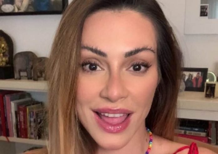 Cleo agita web ao surgir semi-nua em rede social - Portal Área VIP
