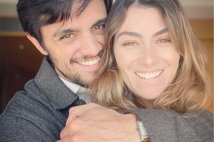 Felipe Simas se declara para a esposa em aniversário
