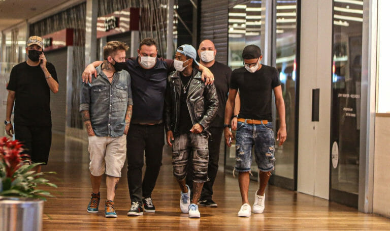 Nego do Borel com amigos em barzinho (Foto: Rodrigo Adão/AgNews)