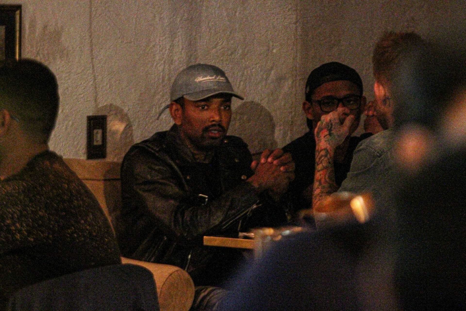 Nego do Borel com amigos em barzinho (Foto: Rodrigo Adão/AgNews)