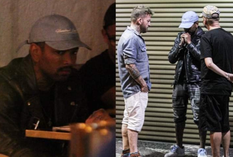 Cantor Nego do Borel com amigos em barzinho (Foto: Rodrigo Adão/AgNews)