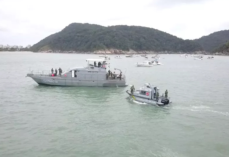 Cantor famoso é preso com posse de drogas em barco de luxo