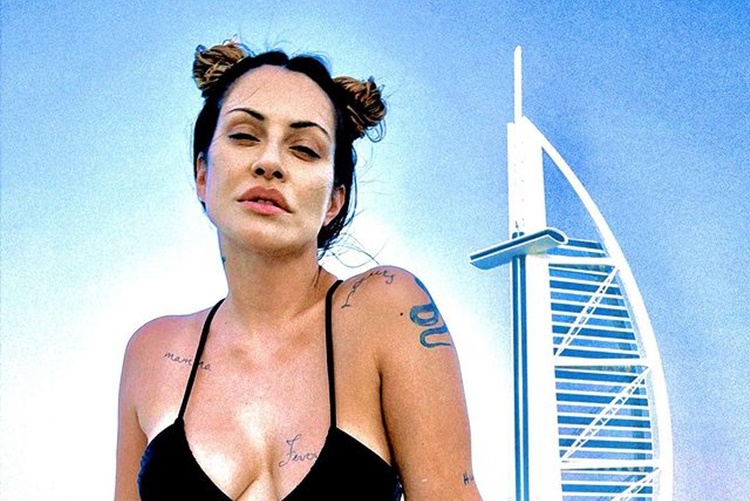 Em Dubai, Cleo rouba a cena em clique de biquíni e deixa web babando: “Mulher maravilhosa”
