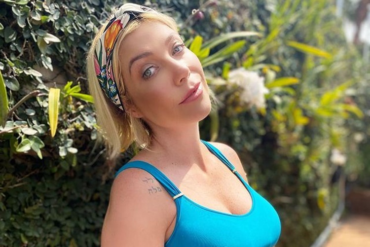 Luiza Possi posa de biquíni e exibe barriga na reta final da gestação: “Download quase completo”