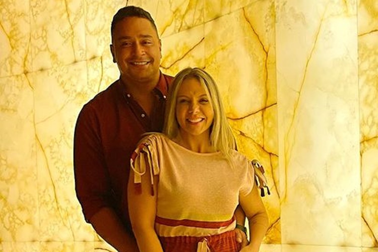 Carla Perez exibe look luxuoso para jantar ao lado do marido, Xanddy: “Quanta elegância”