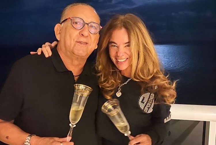Em Miami, Galvão Bueno curte praia na companhia da esposa, Desirée Soares