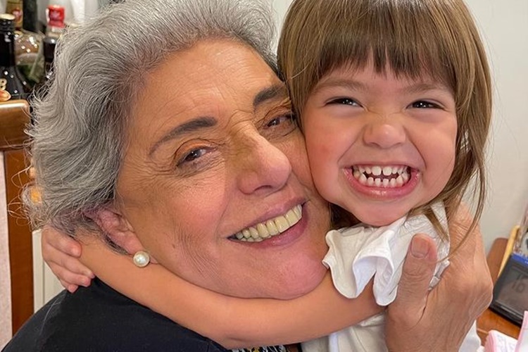Curtindo a neta, Leda Nagle compartilha cliques e se derrete: “Renova minha energia”