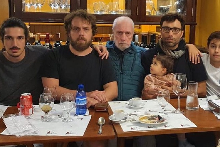 Ator Paulo César com filhos e netos