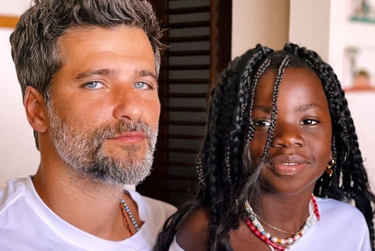 Bruno Gagliasso revela que a filha, Titi, ama usar as suas blusas: “Tal pai, tal filha”