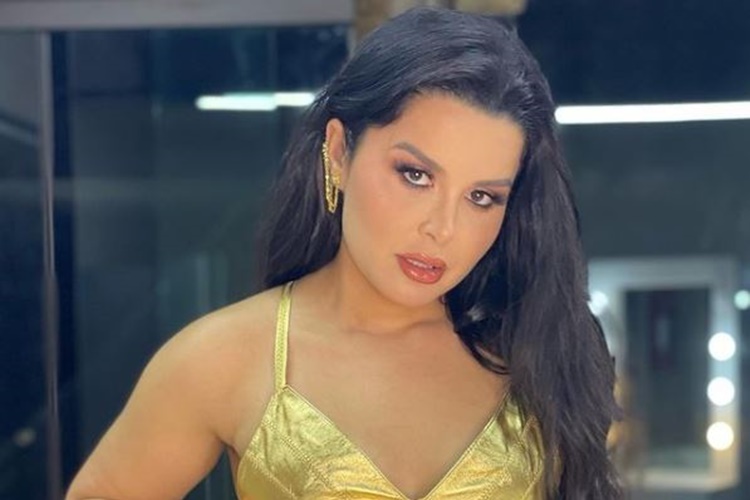 Maraisa, da dupla com Maiara, aposta em look dourado curtinho e deixa web babando
